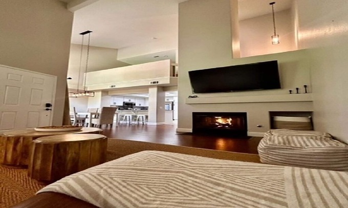 Aliso Viejo Casa | Renovated Townhome - 10 Minutes to Laguna Beach