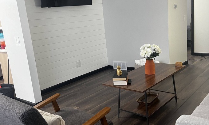 Ottawa Apartamento | Renovated Unit! Near Downtown, Restaurants, Shopping and Promedica Hospital.