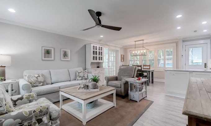 Isle of Palms Casa | Renovated, Very Modern Beach Home on Quiet Street, Close to Beach & Marina!