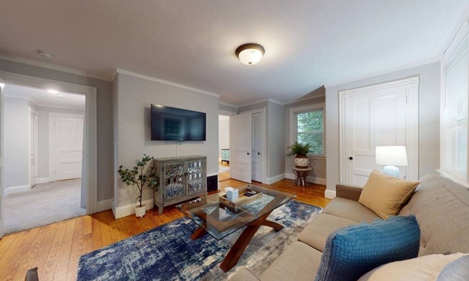 Hunnewell Hill Apartamento | Renovated, Victorian, InUnit Laundry, Kitchenette