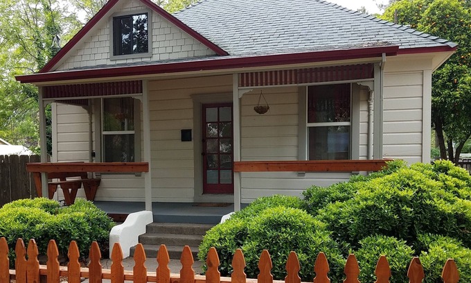 Chico Casa | Renovado victoriano con patio cercado por el centro de la ciudad, CSU, Farmers Mrkt Bidwell Park