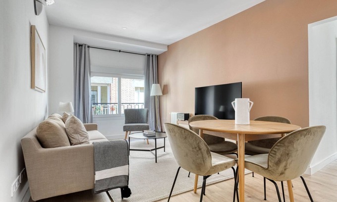 Gracia Apartamento | Renovated Vila de Gràcia 3BR, by Blueground
