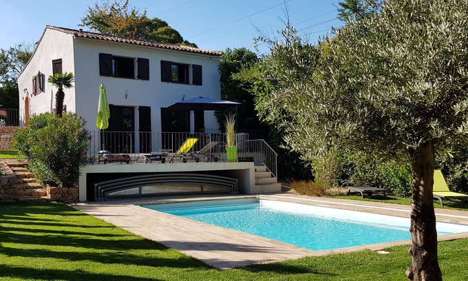 Le Val Casa | Villa renovada con piscina climatizada y aire acondicionado.