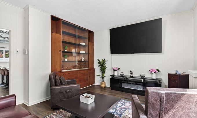 Renovo Casa | Renovo Escape: Game Room + Spa Bath + Views