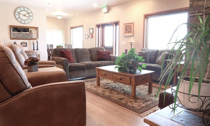 Heyburn Casa | Rent 8, 9, 10 or 11 rooms with group kitchen, living & dining areas.