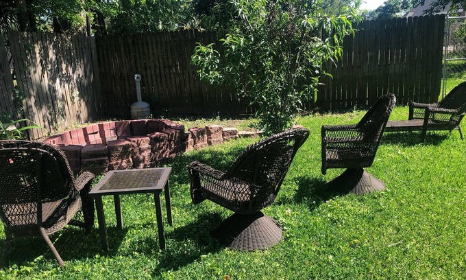 Albany Casa | Rent a House, lots of space, deck, porch, fire pit, fire place, large rooms