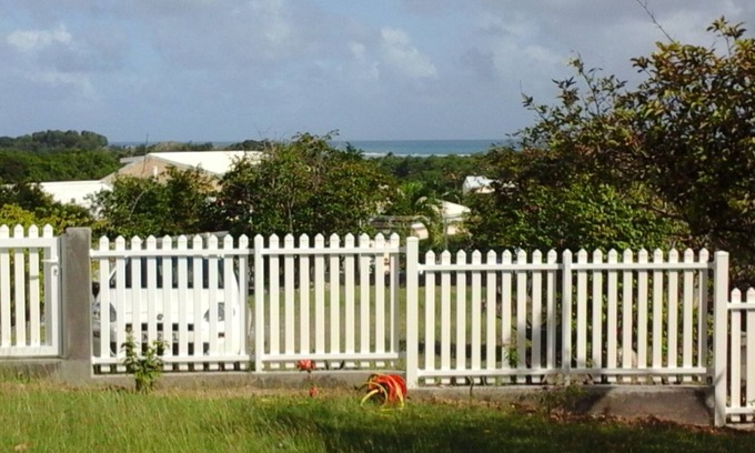 Sainte-Anne Casa | ALQUILER F3 VISTA AL MAR EN PROPIEDAD PRIVADA