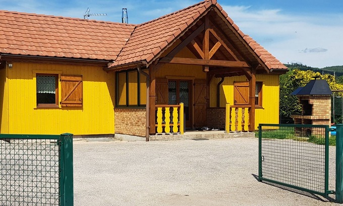 Fraize Chalet De Esquí | Alquiler de chalet vallado con barbacoa y zona de juegos infantiles.