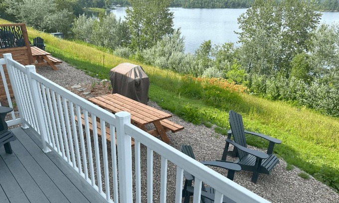 Bouchette Casa | Rental of renovated cottages facing the lake with a magnificent terrace