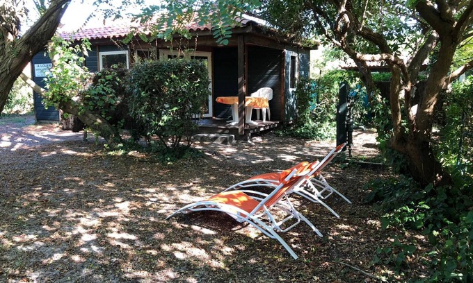 Mimizan Chalet De Esquí | Rentals close to shops with enclosed garden for families or others.