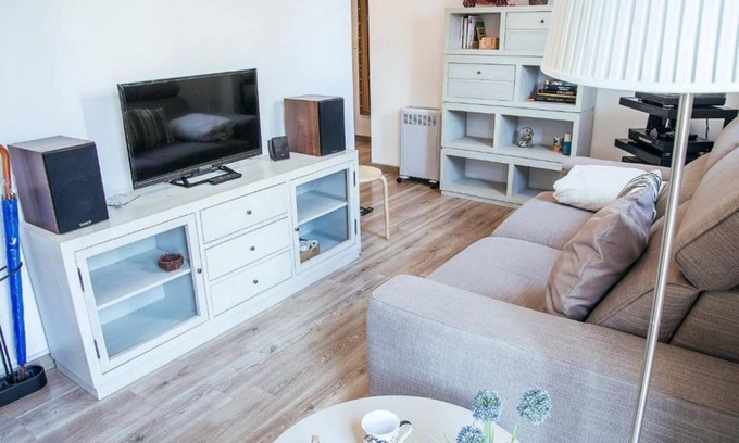 Los Remedios Apartamento | RentalSevilla De paseo por los Remedios