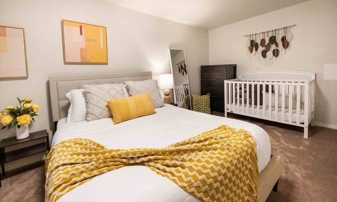 Renton Casa | Renton Luxury & Spacious Daylight Basement|The Landing