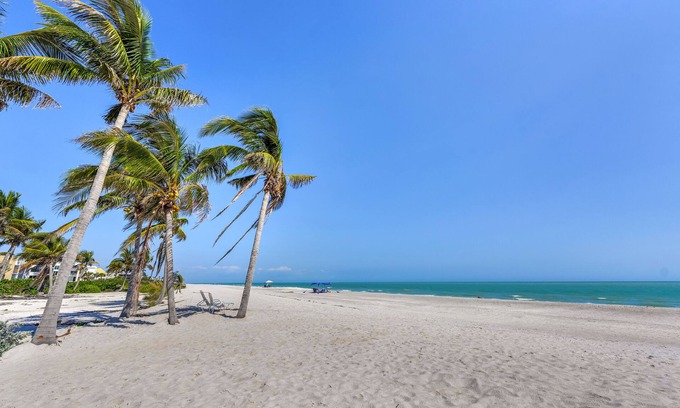 Sanibel Condominio | REOPENED! Tropical Garden Condo Just Steps to Sanibel Beach