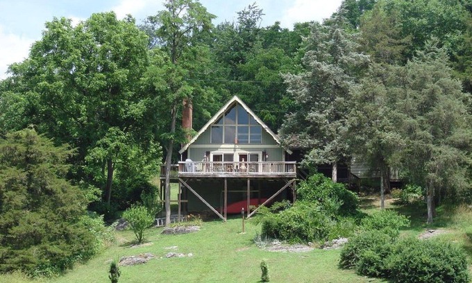 Luray Chalet De Esquí | ¡Lo único que falta es usted! Nueva bañera de hidromasaje. Acceso al río. Aislado.