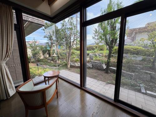 Hachioji Casa | RESIDENCE AKATSUKI 中庭と坪庭で和洋を愉しむ一棟貸し 8名広々238平米 八王子ic近く