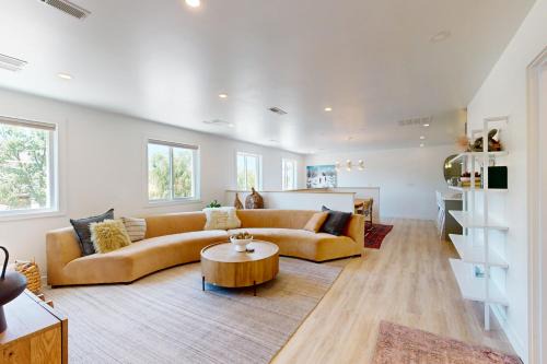 Historic Livingston Apartamento | Residence at Roam Rental