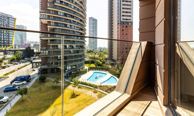 Kartal Apartamento | Residence Flat w Shared Pool, 5 min to Metro