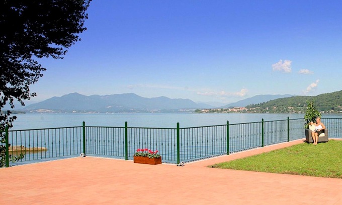 Meina Villa | Mansión moderna con playa privada en el lago Maggiore
