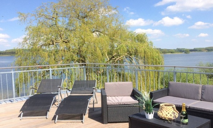 Ploen Apartamento | Residencia en Lake Trammer, hermosa terraza en la propiedad del lago 🎣🚣