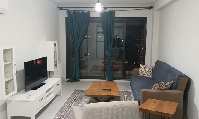 Bayraklı Apartamento | Residence with pool and sea view