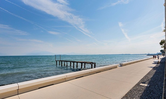 Desenzano del Garda Apartamento | Residenza Miralago With Pool - Two-bedroom With Terrace