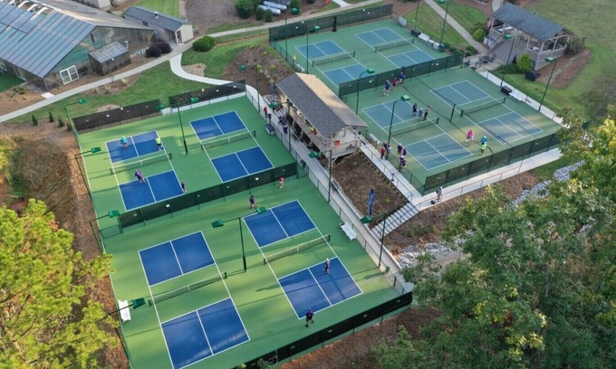 Salem Casa | Resort Access - Lake - Pools -Pickleball - Gym. Spacious townhome for groups