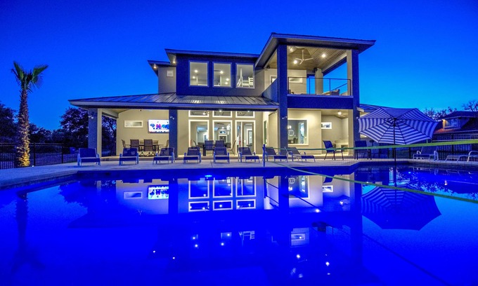 Kingsland Casa | De nueva construcción, alquiler de vacaciones frente al mar, capacidad para 30 personas, piscina estilo centro turístico / jacuzzi