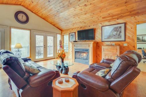 Gatlinburg - Pigeon Forge Casa | Resort Cabin with Private Hot Tub!
