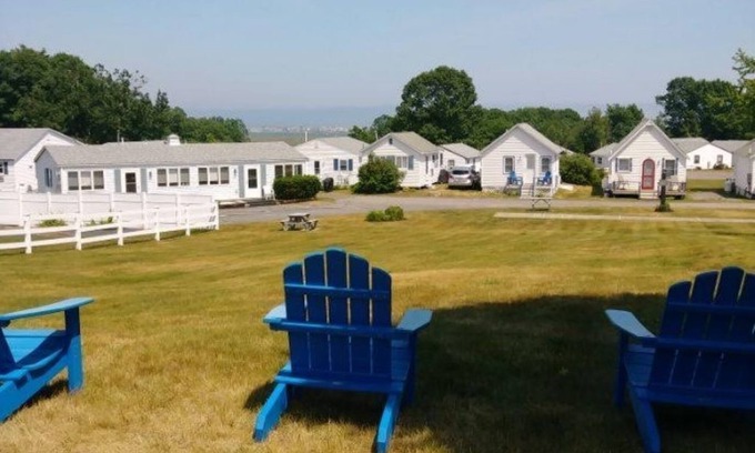Wells Cabaña | Resort cottage with water views in Maine