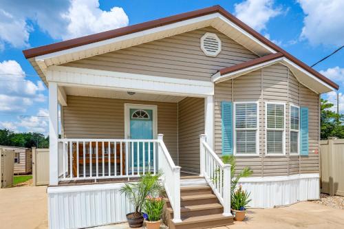 Elberta Casa | Resort Dock and Boat Ramp Home with Wolf Bay Access