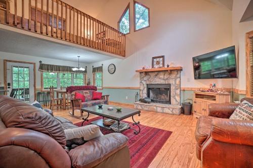 Helen Apartamento | Resort Innsbruck Cabin with a Hot Tub and Deck!