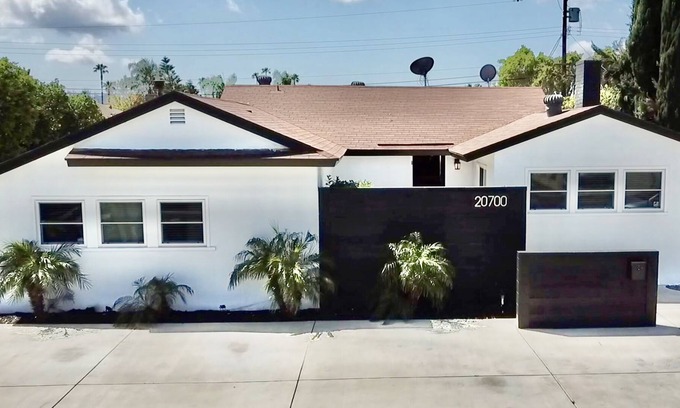 Winnetka Casa | Resort like LA home with outdoor pool oasis
