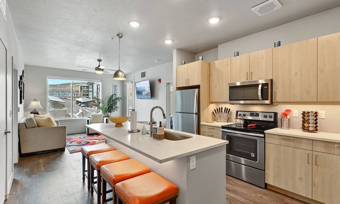 Herriman Apartamento | Resort-Like Location! 3rd Floor Walk-Up! 100% Solar & EV Chargers Availablel