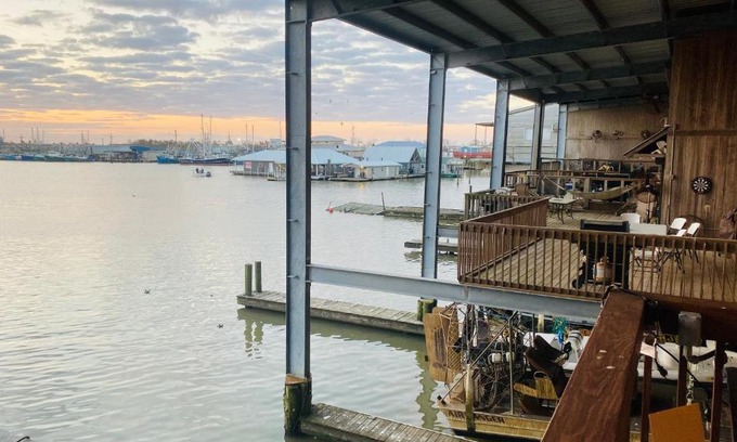 Venice Cabina | Resort Lodging at Venice Marina w/WIFI + Private Dock