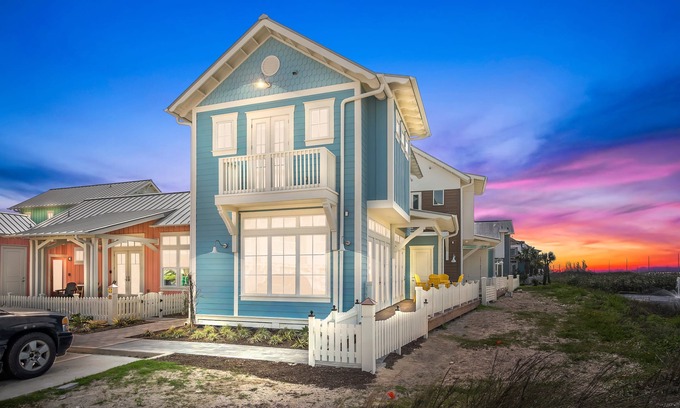 Port Aransas Cabina | Resort Pools, Pet Friendly, Golf Cart Boardwalk to the Beach