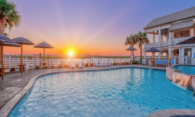 Corpus Christi Condominio | Resort poolside condo, walk to beach! Fishing, splashpad, & pickle ball! Pets ok