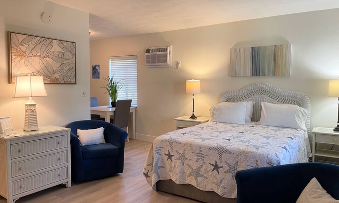 Deerfield Beach Complejo | Resort Studio with Full Kitchen & Pool - Walk to Beach