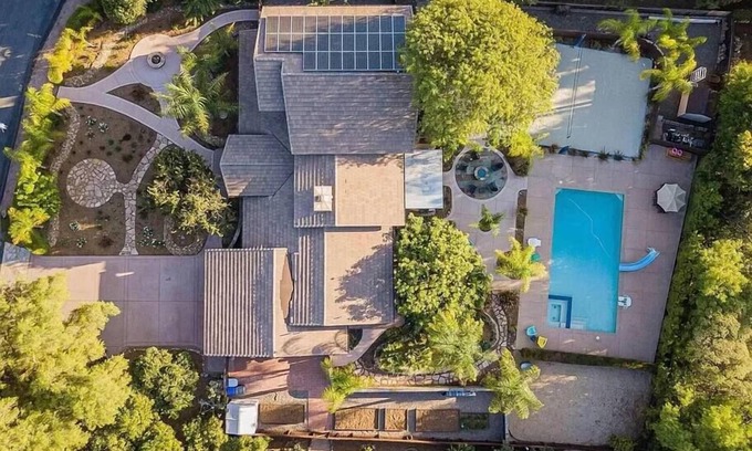 Lake Hodges Casa | Resort-Style 5 BR Retreat in Lake Hodges W Pool, Jacuzzi, Grill, Volleyball Cour