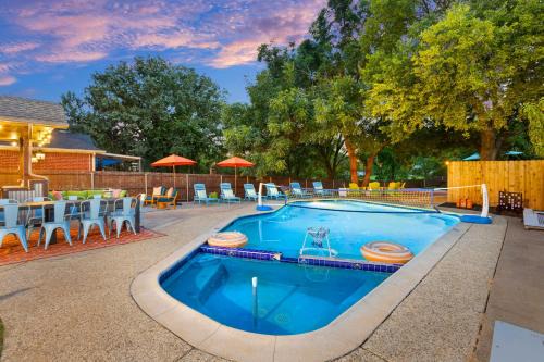 Lake Dallas Casa | Resort Style Backyard Pool Pickleball Court