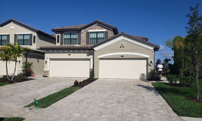 Braden River Casa | Resort style coach home great for families or couples.