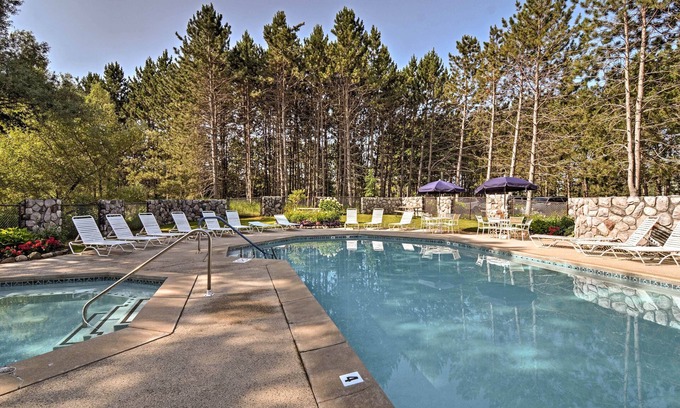 Harbor Springs Cabaña | Resort-style Harbor Springs Home Near Ski Resort!
