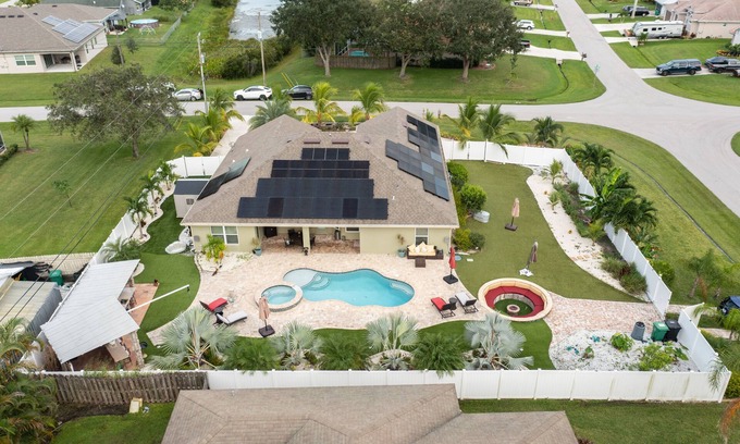 Port Saint Lucie Casa | Resort Style Home 5 min. from shopping and restaurants, 10 min. to local beaches