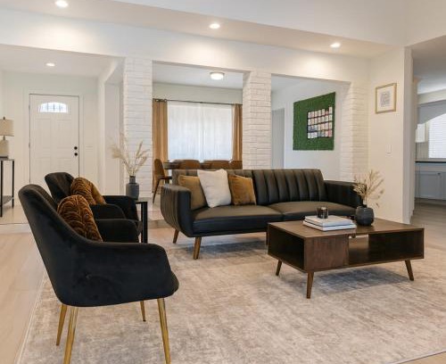 Plano Casa | Resort-Style Pool Home Games, BBQ and Near Downtown