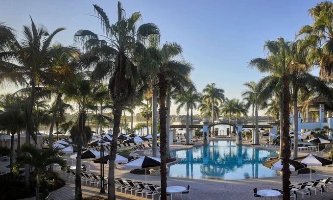 Hunt Club Hotel | Resort View King Room at PGA National Resort - Sports Courts and Pools