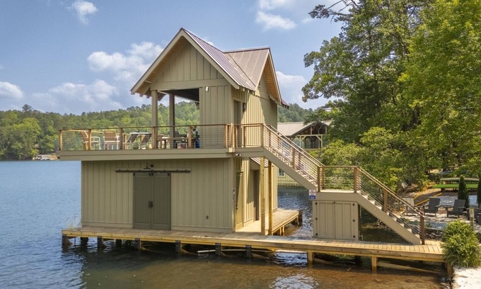 Tiger Casa | Rest Ashored - Fantastic Lake Burton home 250 yard walk/ride to lake &