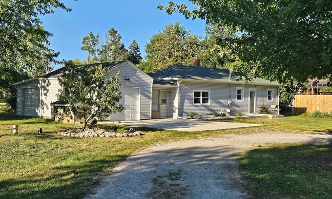 Huber Heights Otro | Rest Haven Farmhouse: Cozy 2BR on 3-acres, family-friendly, near attractions