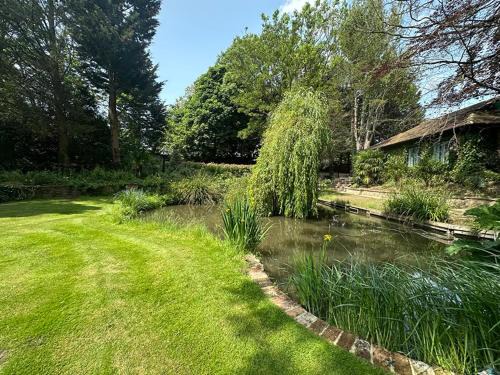 London Borough of Bromley Apartamento | Restful Break 2 BR Woods Cottage 2 Acre Garden gated free Parking