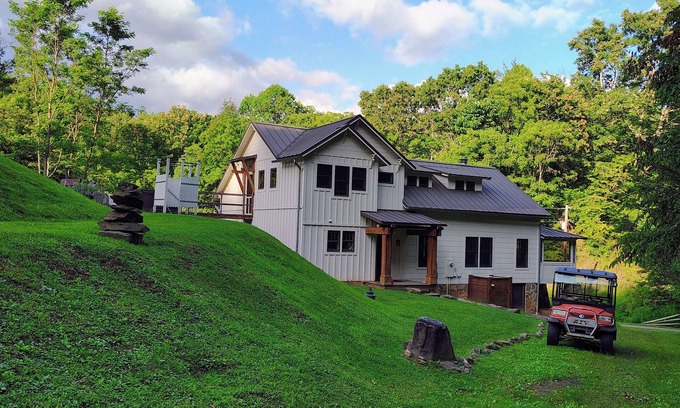 Marshall Casa | Restful Dawn Rustic meets Luxury. Hot Tub, Outdoor Shower, Mini Gym & Fire Pit