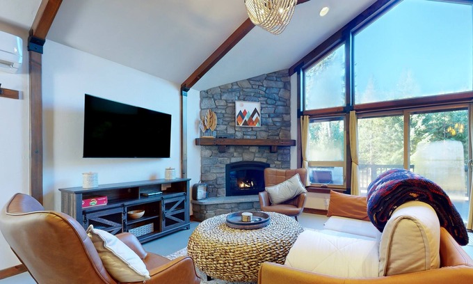 Cle Elum Cabina | Restful rustic with scenic outdoor area, fireplace, & washer/dryer