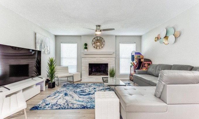 Richardson Casa | Reston NEW Bright, Airy Home w/ In Ground Pool & Grill